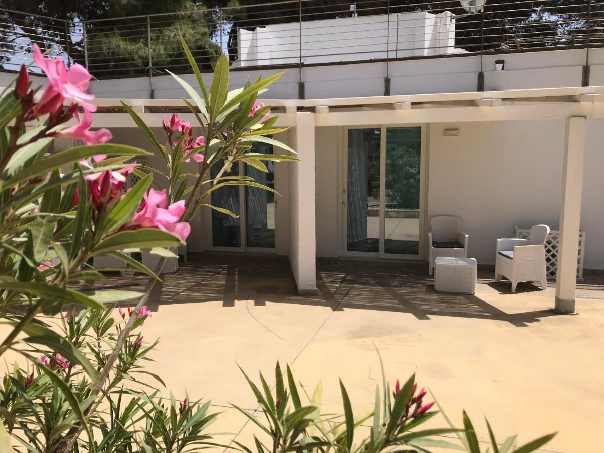 Angolo Mare Apartments & Rooms Porto Pino Exterior photo