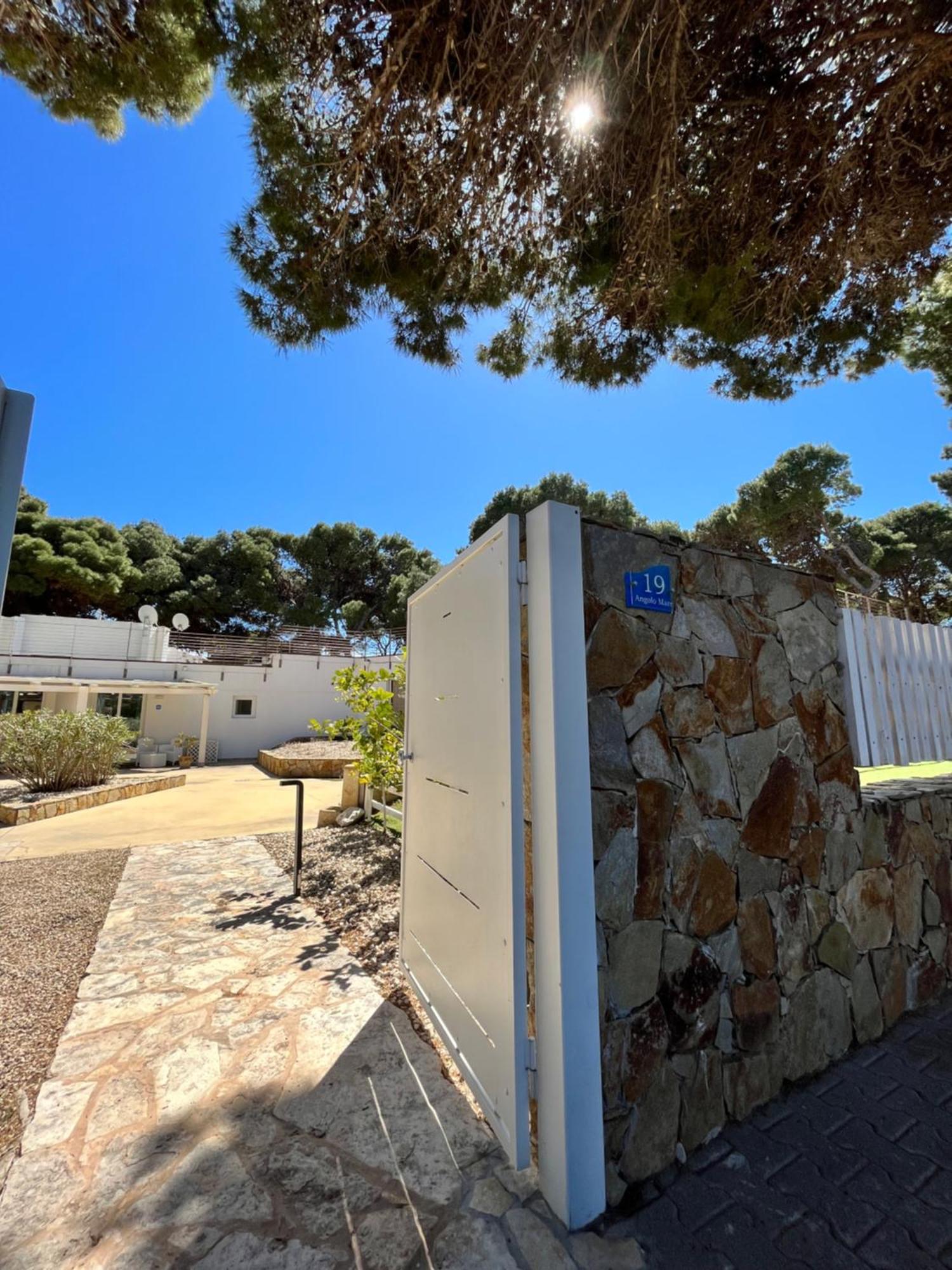 Angolo Mare Apartments & Rooms Porto Pino Exterior photo