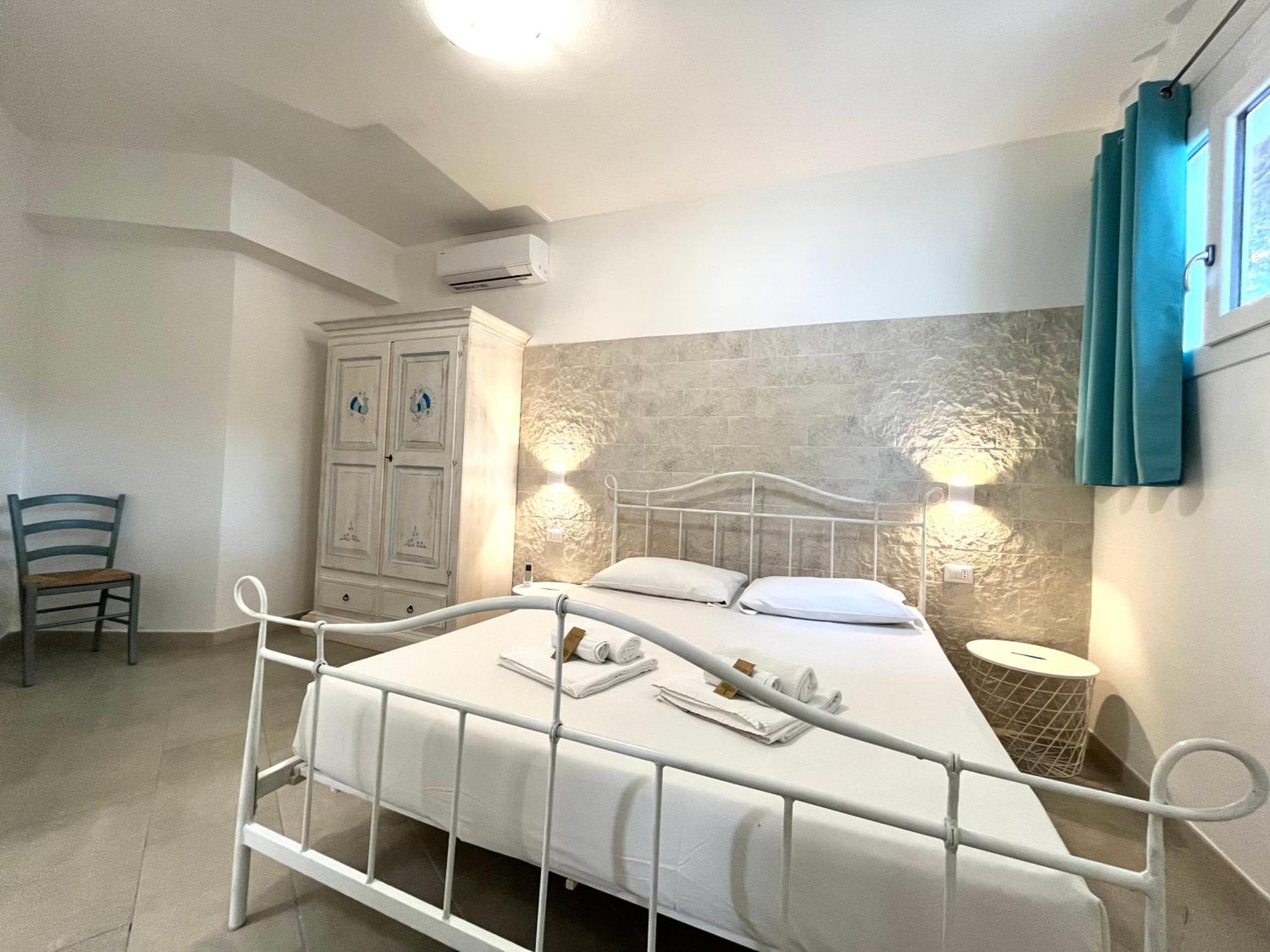 Angolo Mare Apartments & Rooms Porto Pino Exterior photo