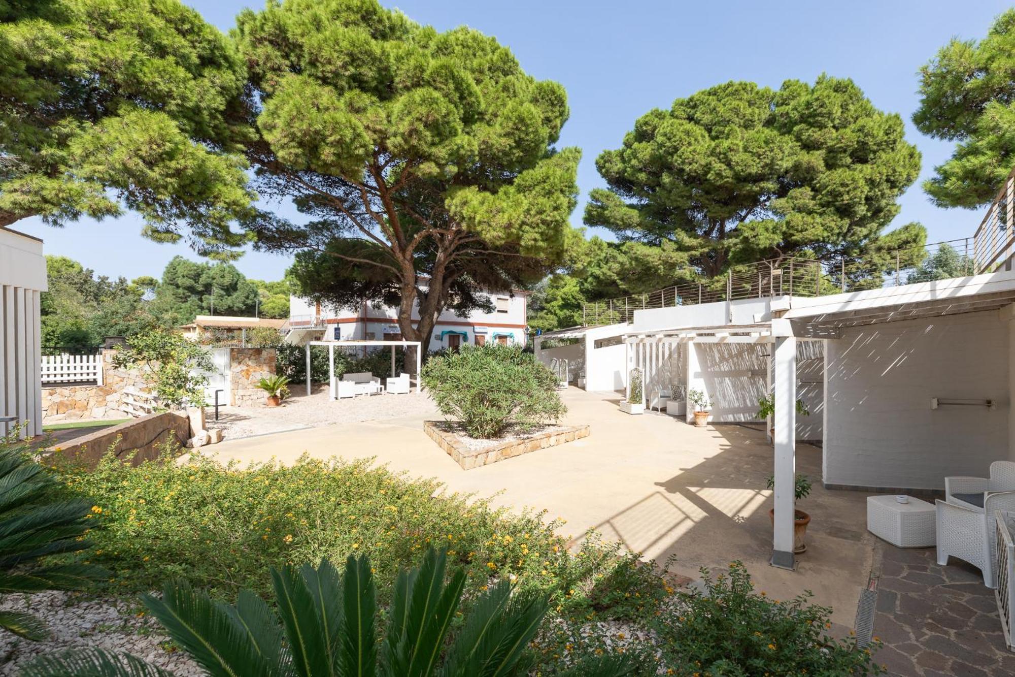 Angolo Mare Apartments & Rooms Porto Pino Exterior photo